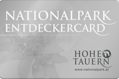 Graue Karte mit dem Text 'Nationalpark EntdeckerCard – Hohe Tauern' | © Ferienregion Nationalpark Hohe Tauern GmbH