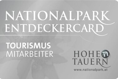 Graue Karte mit dem Text 'Nationalpark EntdeckerCard – Tourismus Mitarbeiter – Hohe Tauern | © Ferienregion Nationalpark Hohe Tauern GmbH